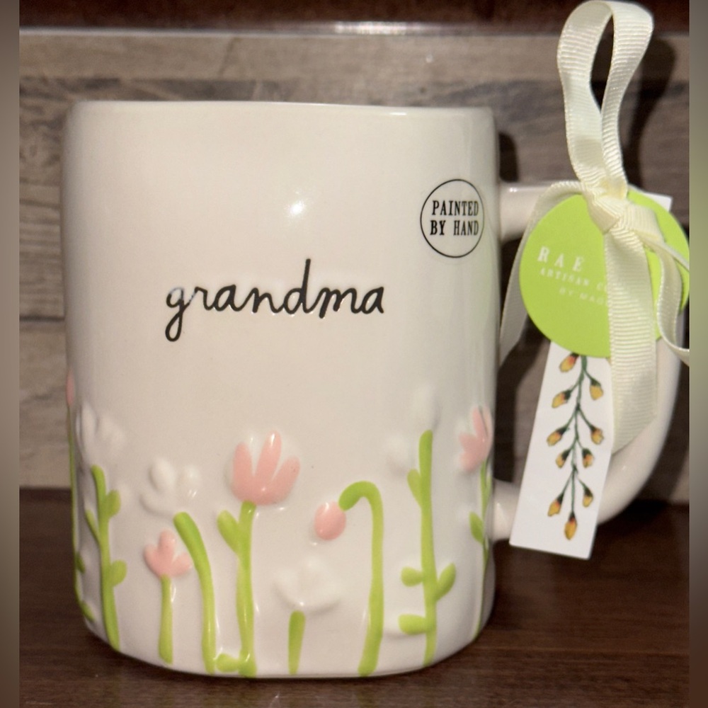 SUPER CUTE 🥰 RAE DUNN “GRANDMA” COFFEE MUG w/3D FLOWERS PERFECT FOR MOTHERS DAY